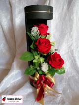 Piros bársonyrózsák virágboxban