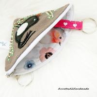 Hímzett virágos madaras homokszínű körcikk kulcstartó