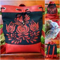 Matyó madaras többfunkciós hátizsák/oldaltáska, piros fekete