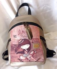 Kislány  hintalovon  