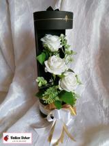 Fehér bársonyrózsák virágboxban